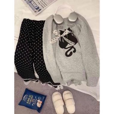 Bộ pijama nữ Juvigo HCOM3.306 áo phông dài tay in mèo, đính nơ, quần dài chấm bi viền ren gấu - giá 229k