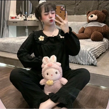 Bộ Pyjama Đũi Bông Mềm Mịn Cổ Bẹo Đính Hoa Xinh Xắn - Bộ Hoa Dài 104.100