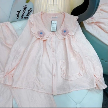 Bộ Pyjama Đũi Bông Mềm Mịn Cổ Bẹo Đính Hoa Xinh Xắn - Bộ Hoa Dài 104.100