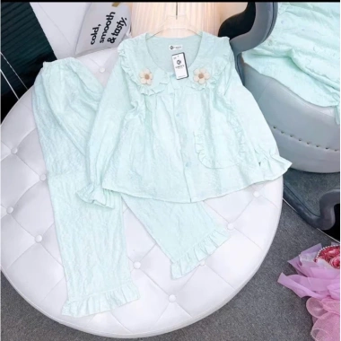 Bộ Pyjama Đũi Bông Mềm Mịn Cổ Bẹo Đính Hoa Xinh Xắn - Bộ Hoa Dài 104.100 8 Bộ Pyjama Đũi Bông Mềm Mịn Cổ Bẹo Đính Hoa Xinh Xắn - Bộ Hoa Dài 104.100 8