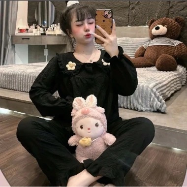Bộ Pyjama Đũi Bông Mềm Mịn Cổ Bẹo Đính Hoa Xinh Xắn - Bộ Hoa Dài 104.100