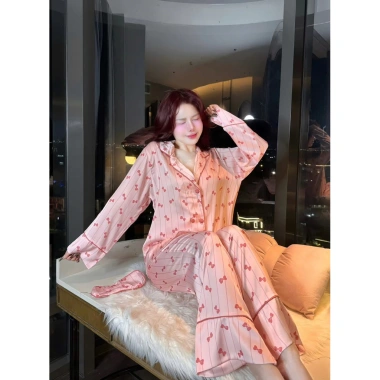 Bộ Pyjama Lụa Latin 2 Hàng Cúc Ngọc Tay Dài – Sang trọng, Giá ưu đãi 185.000₫ 5 Bộ Pyjama Lụa Latin 2 Hàng Cúc Ngọc Tay Dài – Sang trọng, Giá ưu đãi 185.000₫ 5