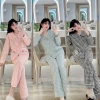 Bộ Pyjama nữ đũi kẻ cao cấp, cổ sen viền bèo tiểu thư, áo dài + quần dài, túi gấu hông dễ thương – 99.000₫