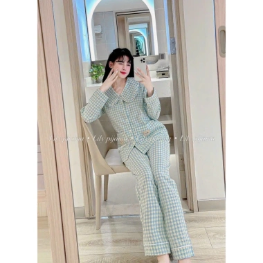 Bộ Pyjama nữ đũi kẻ cao cấp, cổ sen viền bèo tiểu thư, áo dài + quần dài, túi gấu hông dễ thương – 99.000₫
