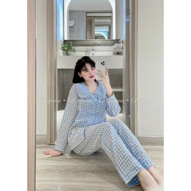 Bộ Pyjama nữ đũi kẻ cao cấp, cổ sen viền bèo tiểu thư, áo dài + quần dài, túi gấu hông dễ thương – 99.000₫