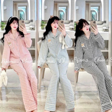 Bộ Pyjama nữ đũi kẻ cao cấp, cổ sen viền bèo tiểu thư, áo dài + quần dài, túi gấu hông dễ thương – 99.000₫