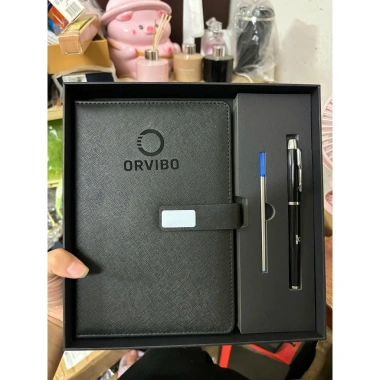 Bộ quà tặng sổ bút khắc yêu cầu kèm túi - SS03, văn phòng, tặng thầy cô, khách hàng - Giá ưu đãi 165.000 VND 10 Bộ quà tặng sổ bút khắc yêu cầu kèm túi - SS03, văn phòng, tặng thầy cô, khách hàng - Giá ưu đãi 165.000 VND 10