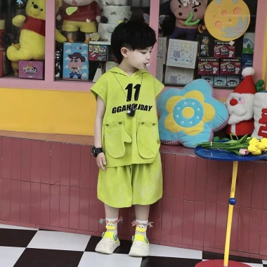 Bộ quần áo bé trai mùa hè 2 món, in hình bảng chữ cái, không tay, dây buộc, có mũ trùm đầu - Giá chỉ 230k