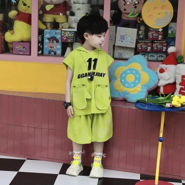 Bộ quần áo bé trai mùa hè 2 món, in hình bảng chữ cái, không tay, dây buộc, có mũ trùm đầu - Giá chỉ 230k