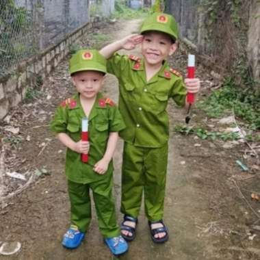 Bộ quần áo công an bé mầm non mẫu mới, mũ vải và gậy - 149.000₫ 6 Bộ quần áo công an bé mầm non mẫu mới, mũ vải và gậy - 149.000₫ 6