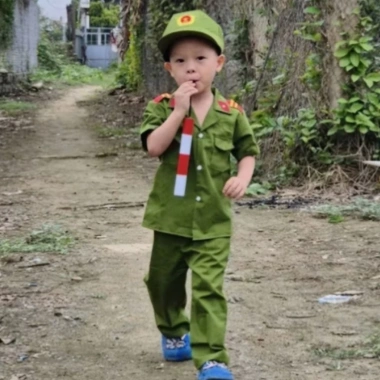 Bộ quần áo công an bé mầm non mẫu mới, mũ vải và gậy - 149.000₫