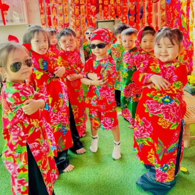 Bộ quần áo tết hoa lá cành công phượng và khăn trải bàn đỏ, set cặp đôi gia đình K1 giá ưu đãi 68.000 VND 3