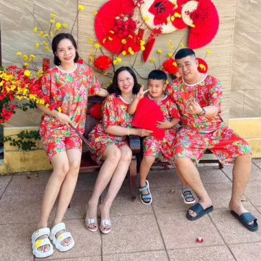 Bộ quần áo tết hoa lá cành công phượng và khăn trải bàn đỏ, set cặp đôi gia đình K1 giá ưu đãi 68.000 VND 5