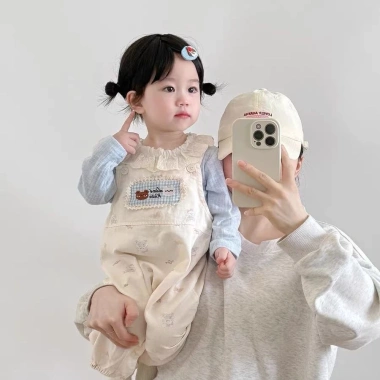 Bộ quần yếm bé mùa thu Hàn Quốc Slim Fit Cool Autumn Chic và Thời trang Vibe 3 Bộ quần yếm bé mùa thu Hàn Quốc Slim Fit Cool Autumn Chic và Thời trang Vibe 3