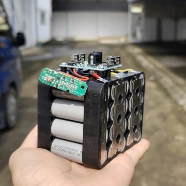 Bộ sạc bàn to 3 pin 20 cell Starker kèm sạc, tương thích máy khoan, máy xiết bulong 2.025, điện áp ổn định, sạc nhanh, độ bền cao - Giá 258.000 VND
