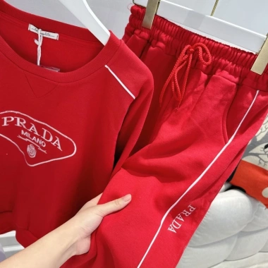 Bộ Thể Thao Prada Siêu Hot - Chất Liệu Ngoài Mặt Mịn, Giá Chỉ 175.000 VNĐ