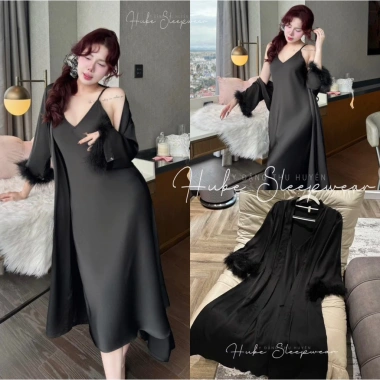 Bộ Váy Ngủ Hai Dây và Áo Choàng Lụa Tay Lông Xẻ Ngực Dài Chảnh QC Xíu Sleepwear Bộ Váy Ngủ Hai Dây và Áo Choàng Lụa Tay Lông Xẻ Ngực Dài Chảnh QC Xíu Sleepwear
