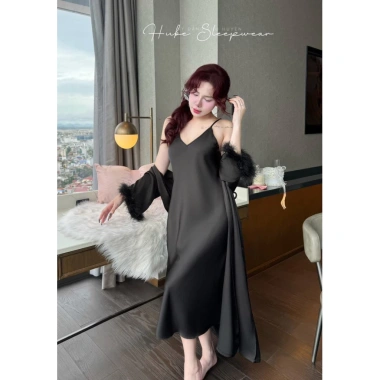 Bộ Váy Ngủ Hai Dây và Áo Choàng Lụa Tay Lông Xẻ Ngực Dài Chảnh QC Xíu Sleepwear 2 Bộ Váy Ngủ Hai Dây và Áo Choàng Lụa Tay Lông Xẻ Ngực Dài Chảnh QC Xíu Sleepwear 2
