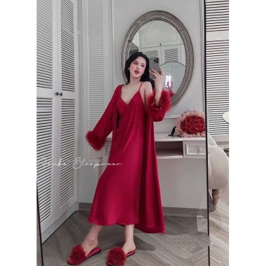 Bộ Váy Ngủ Hai Dây và Áo Choàng Lụa Tay Lông Xẻ Ngực Dài Chảnh QC Xíu Sleepwear 6 Bộ Váy Ngủ Hai Dây và Áo Choàng Lụa Tay Lông Xẻ Ngực Dài Chảnh QC Xíu Sleepwear 6