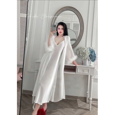 Bộ Váy Ngủ Hai Dây và Áo Choàng Lụa Tay Lông Xẻ Ngực Dài Chảnh QC Xíu Sleepwear 9 Bộ Váy Ngủ Hai Dây và Áo Choàng Lụa Tay Lông Xẻ Ngực Dài Chảnh QC Xíu Sleepwear 9