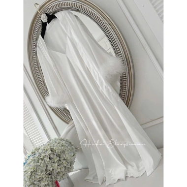 Bộ Váy Ngủ Hai Dây và Áo Choàng Lụa Tay Lông Xẻ Ngực Dài Chảnh QC Xíu Sleepwear 12 Bộ Váy Ngủ Hai Dây và Áo Choàng Lụa Tay Lông Xẻ Ngực Dài Chảnh QC Xíu Sleepwear 12