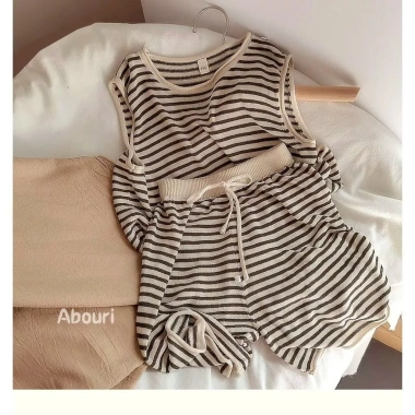 Bộ vest lụa mỏng cho bé trai, bé gái, áo + quần short sọc 5 điểm, sành điệu mùa hè 10 Bộ vest lụa mỏng cho bé trai, bé gái, áo + quần short sọc 5 điểm, sành điệu mùa hè 10