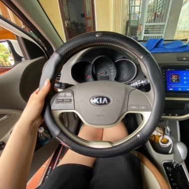 Bọc vô lăng carbon Kia Morning, Cerato, K3, Carens, Sedona - Sang trọng, chống trượt, giá ưu đãi 130.000đ 7 Bọc vô lăng carbon Kia Morning, Cerato, K3, Carens, Sedona - Sang trọng, chống trượt, giá ưu đãi 130.000đ 7
