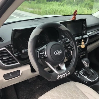 Bọc vô lăng Dcut cho Kia Seltos, Sonet, Suzuki Etriga, Nissan Almera, MG Territory, Kick – Giá 115.000₫ giảm 149.500₫ 5 Bọc vô lăng Dcut cho Kia Seltos, Sonet, Suzuki Etriga, Nissan Almera, MG Territory, Kick – Giá 115.000₫ giảm 149.500₫ 5