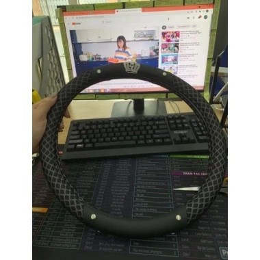 Bọc vô lăng gắn vương miệng đinh đá cao cấp cho xe con 4-16 chỗ - Giá ưu đãi 180k 5 Bọc vô lăng gắn vương miệng đinh đá cao cấp cho xe con 4-16 chỗ - Giá ưu đãi 180k 5