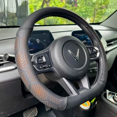 Bọc vô lăng Vinfast VF3‑VF9 da Nappa 3D – Da bò mềm, êm ái, thoáng tay, chỉ 190k 4 Bọc vô lăng Vinfast VF3‑VF9 da Nappa 3D – Da bò mềm, êm ái, thoáng tay, chỉ 190k 4