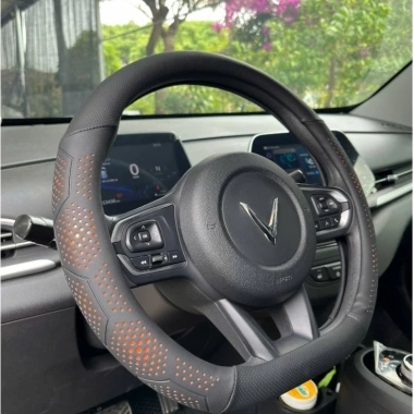 Bọc vô lăng Vinfast VF3‑VF9 da Nappa 3D – Da bò mềm, êm ái, thoáng tay, chỉ 190k 6 Bọc vô lăng Vinfast VF3‑VF9 da Nappa 3D – Da bò mềm, êm ái, thoáng tay, chỉ 190k 6