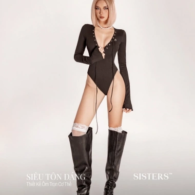 Body suit nữ khoét ngực dây đan, tay loe dài, thun gân ôm dáng, nút bấm màu kem Dionysus 360k 2