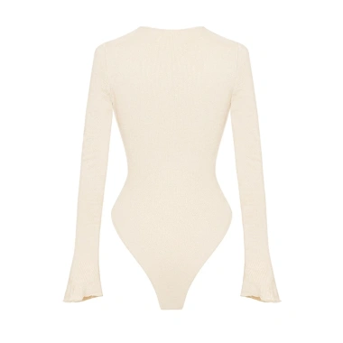 Body suit nữ khoét ngực dây đan, tay loe dài, thun gân ôm dáng, nút bấm màu kem Dionysus 360k 6
