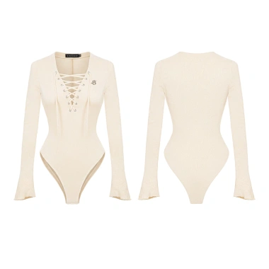 Body suit nữ khoét ngực dây đan, tay loe dài, thun gân ôm dáng, nút bấm màu kem Dionysus 360k 9
