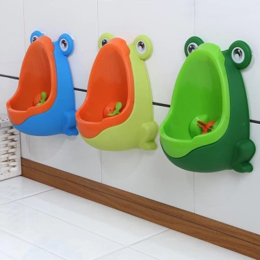 Bồn tiểu đứng cho bé trai hình ếch dễ thương - Dán tường, Giá ưu đãi 55.900 VND