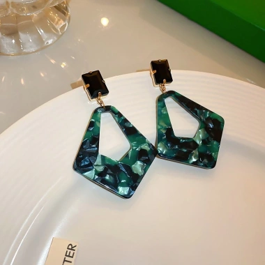 Bông tai acrylic hình học kim cương họa tiết gạch - thiết kế cao cấp cho phụ nữ 10 Bông tai acrylic hình học kim cương họa tiết gạch - thiết kế cao cấp cho phụ nữ 10
