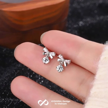 Bông tai bạc nữ KYDOPAL nơ thắt cánh, đá giọt nước, thiết kế sang trọng - Giá 725.000 VND 3 Bông tai bạc nữ KYDOPAL nơ thắt cánh, đá giọt nước, thiết kế sang trọng - Giá 725.000 VND 3