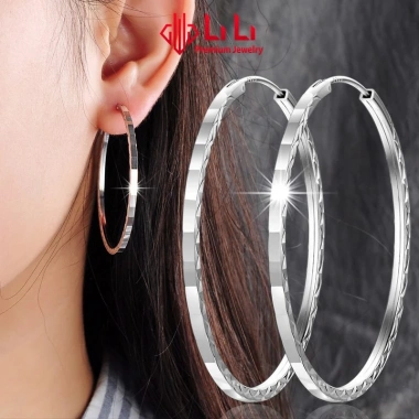 Bông tai bạc nữ S925 cao cấp hình tròn cỡ lớn Paisley - Giá ưu đãi 1.716.000₫ Bông tai bạc nữ S925 cao cấp hình tròn cỡ lớn Paisley - Giá ưu đãi 1.716.000₫