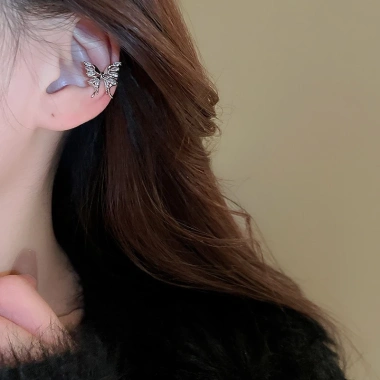 Bông tai cài nữ hình bướm đính đá, khuyên không cần bấm lỗ - Giá chỉ 37.6k