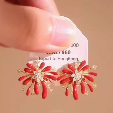 Bông tai đinh tán pháo hoa đỏ WEETW – Đá pha lê sang trọng, phong cách tiệc cưới, giá 96.800₫ 8 Bông tai đinh tán pháo hoa đỏ WEETW – Đá pha lê sang trọng, phong cách tiệc cưới, giá 96.800₫ 8