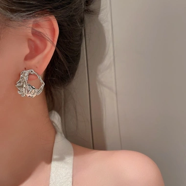 Bông tai hình học không đều đinh tán tối giản táo bạo - Trang sức nữ giá 32.900₫ 8