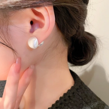 Bông tai ngọc trai hai mặt bạc đinh tán - Trang sức tối giản thanh lịch cho nữ, giá 76.140₫ 8 Bông tai ngọc trai hai mặt bạc đinh tán - Trang sức tối giản thanh lịch cho nữ, giá 76.140₫ 8