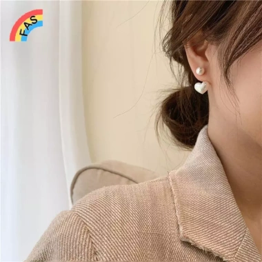 Bông tai ngọc trai tình yêu nhỏ đơn giản Hàn Quốc Dongdaemun cho bé gái - Giá 36.850₫ 3 Bông tai ngọc trai tình yêu nhỏ đơn giản Hàn Quốc Dongdaemun cho bé gái - Giá 36.850₫ 3