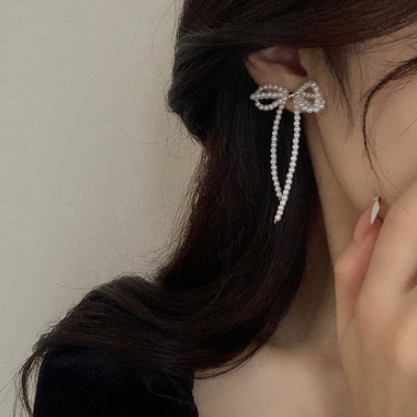 Bông tai nhỏ Hàn Quốc bạc ngọc trai tua rua - Thời trang, giảm giá 17% chỉ 55.460₫ 4 Bông tai nhỏ Hàn Quốc bạc ngọc trai tua rua - Thời trang, giảm giá 17% chỉ 55.460₫ 4