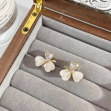 Bông tai Niche thời trang độc đáo cao cấp – Giá ưu đãi 31.990₫, sang trọng, tinh tế 8 Bông tai Niche thời trang độc đáo cao cấp – Giá ưu đãi 31.990₫, sang trọng, tinh tế 8