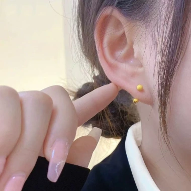 Bông tai nữ mini hình chữ C có hạt tròn - phong cách trẻ trung, giá chỉ 24.200₫