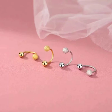 Bông tai nữ mini hình chữ C có hạt tròn - phong cách trẻ trung, giá chỉ 24.200₫