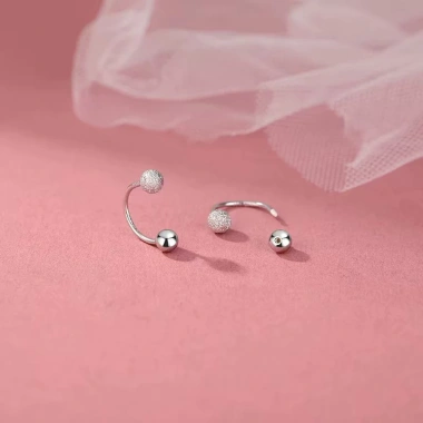 Bông tai nữ mini hình chữ C có hạt tròn - phong cách trẻ trung, giá chỉ 24.200₫ 6 Bông tai nữ mini hình chữ C có hạt tròn - phong cách trẻ trung, giá chỉ 24.200₫ 6