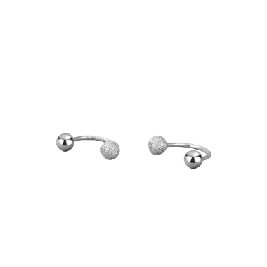 Bông tai nữ mini hình chữ C có hạt tròn - phong cách trẻ trung, giá chỉ 24.200₫