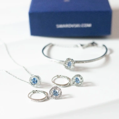 Bông tai Swarovski hoa tai dancing đá tròn sang trọng, nữ tính - Giá ưu đãi 770.000đ 5 Bông tai Swarovski hoa tai dancing đá tròn sang trọng, nữ tính - Giá ưu đãi 770.000đ 5